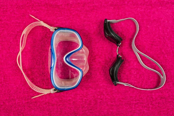 Swimming goggles and diving mask.