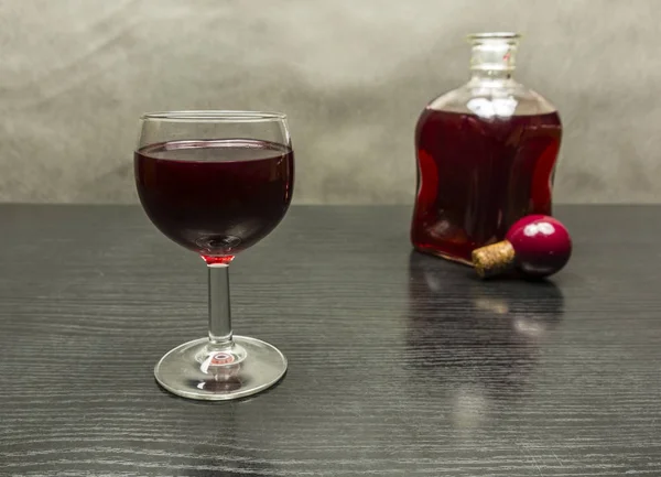 Um copo de vinho tinto na mesa . — Fotografia de Stock