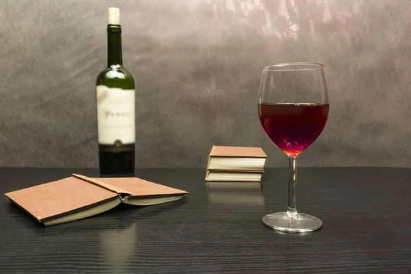 Um copo de vinho para um bom livro . — Fotografia de Stock