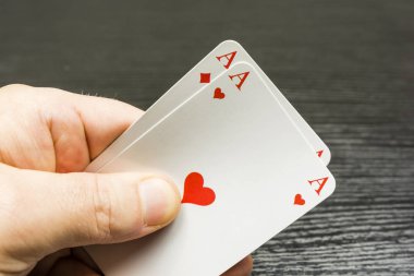 Elini tuttum iki as.