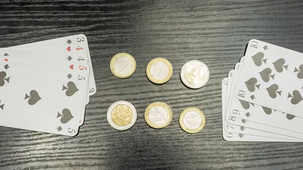 Παίζοντας χαρτιά και χρήματα στο τραπέζι. — Φωτογραφία Αρχείου