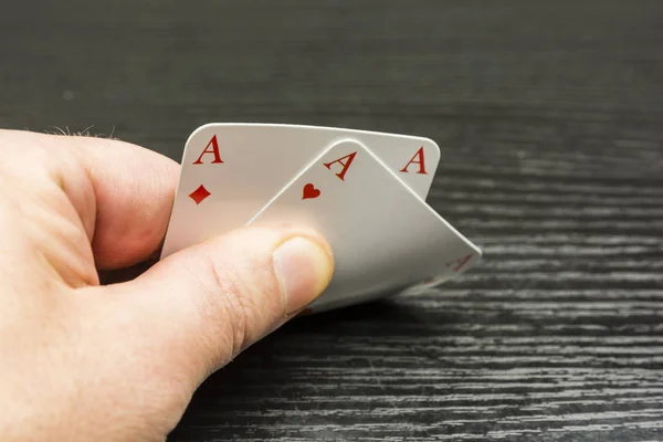 Spelaren kontrollerar de kort som han fick från handen. — Stockfoto