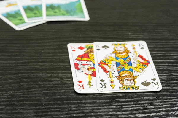 Παιχνίδι πόκερ - υπάρχουν δύο βασιλιάδες στην εκτεθειμένα τα χαρτιά. — Φωτογραφία Αρχείου