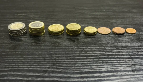 Κέρματα ευρώ σε διάφορες ονομαστικές αξίες διατεταγμένα σε μπαρ για το tabl — Φωτογραφία Αρχείου