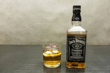 Bir bardak viski buz ve bir şişe (Jack Daniel's).