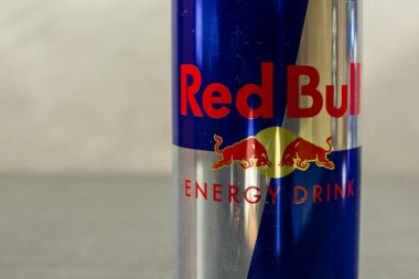 Red Bull logosu olabilir.