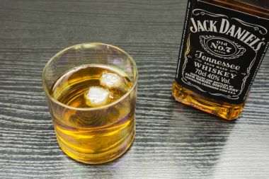 Jack Daniel's Tennessee viski. Bir bardak viski buz ile.