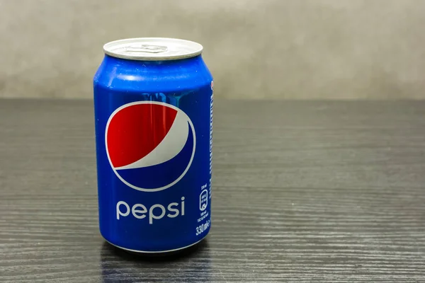 Eine blaue Pepsi-Dose. — Stockfoto