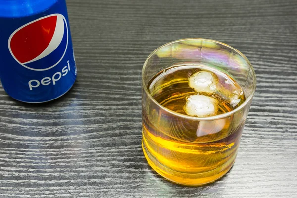 Un vaso de whisky con hielo y una lata de Pepsi-cola . — Foto de Stock