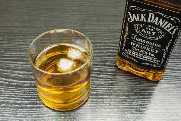 ジャック ・ ダニエル ・ テネシー ウイスキー。氷とウィスキーのグラス. — ストック写真