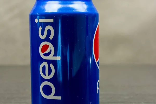 Pepsi-Logo auf der Dose. — Stockfoto