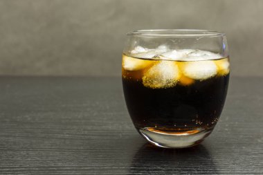 Bir bardak kola üzerinde yoğun damla.