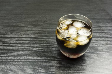 Bir cola içecek bir bardak buz küpleri.