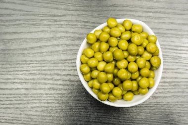 Yeşil bezelye beyaz bir kase. Yukarıdan görüntülemek.