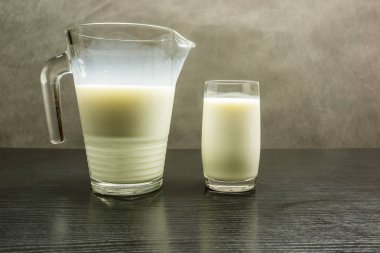 bir sürahi ve bardak süt.