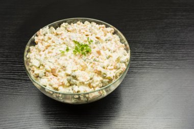 Tatil için hazırlanan sebze salatası ile kase.