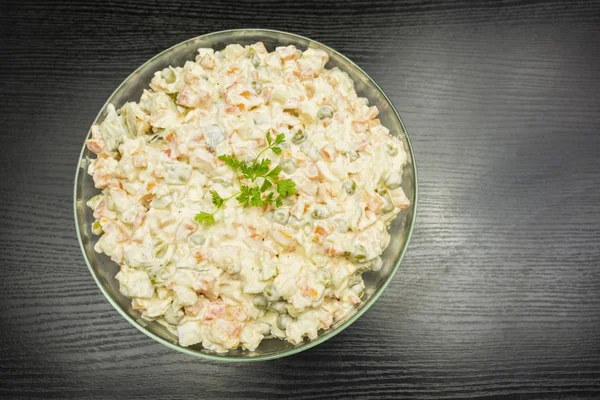 Tatil için hazırlanan sebze salatası ile top. Yukarıdan görüntülemek.