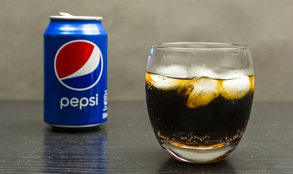 Pepsi с кубиками льда в стакане . — стоковое фото