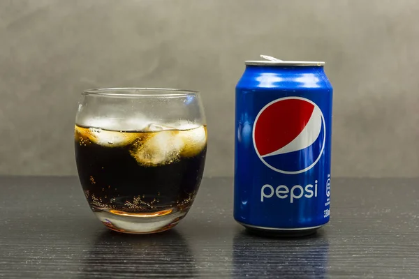 Pepsi mit Eiswürfeln. — Stockfoto