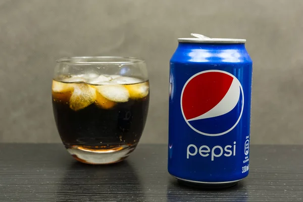 Pepsi is és ezzel üveg ital, a háttérben. — Stock Fotó