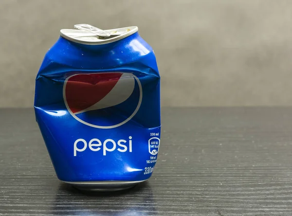 Zerquetschte leere Dose Pepsi. — Stockfoto