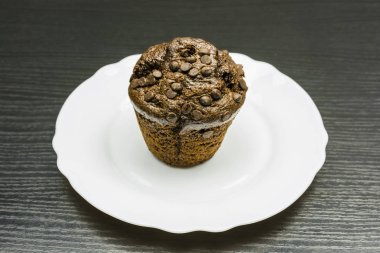 Muffin - çikolatalı kek bir plaka üzerinde.
