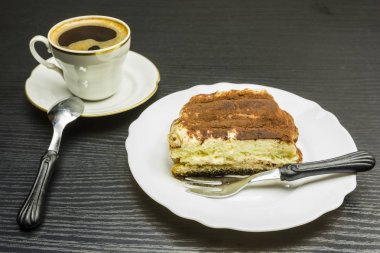 Tiramisu tatlı ve kahve.
