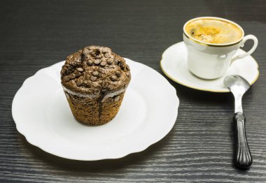 Beyaz bir tabak ve kahve bir fincan çikolatalı kek (kek).