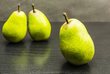 Ahşap bir karanlık tabloda lezzetli olgun armut.