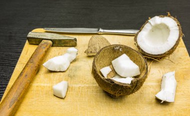 Evde kullanılan araçları ile açık ve bölünmüş Hindistan cevizi.