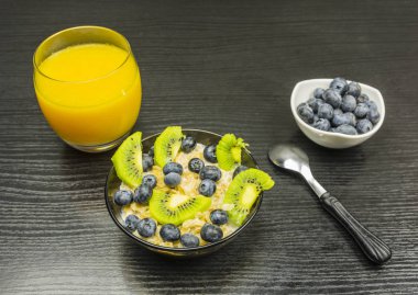 Yulaf lapası meyve ve portakal suyu ile süt.