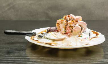 Kısmen bir tabakta yemiş dondurma tatlı.