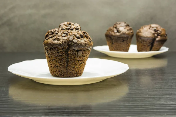 Torta al cioccolato (Muffin) su un piatto bianco . — Foto Stock