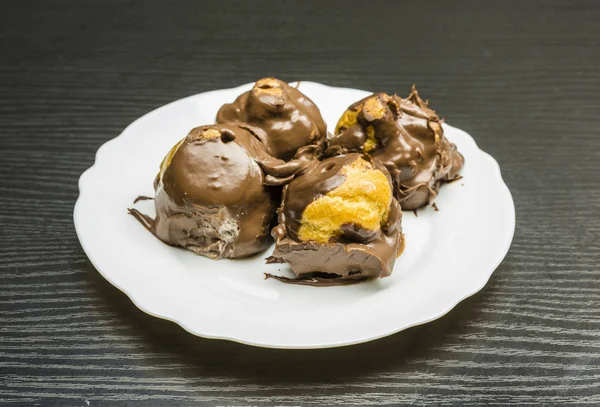 Bir tabak profiterol pasta.