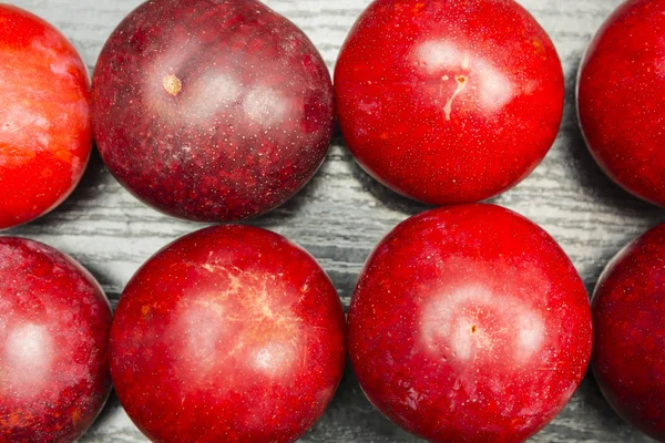 Arrière-plan avec prunes rouges mûres . — Photo