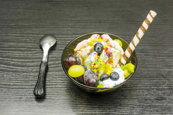 Sobremesa - sorvete com chantilly, chocolate e frutas frescas . — Fotografia de Stock