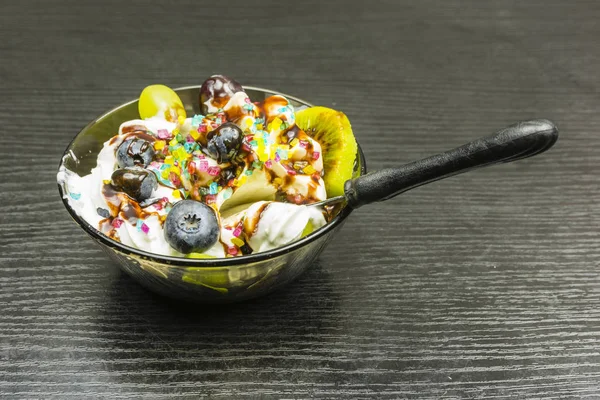 Una cucharadita inmersa en un tazón de helado . —  Fotos de Stock