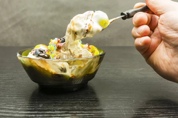 Una cuchara en la mano con una gran porción de postre . —  Fotos de Stock