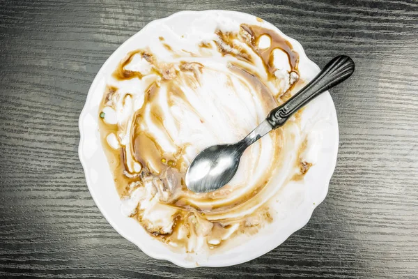 Blick von oben auf einen Teller nach dem Verzehr eines frostigen Desserts. — Stockfoto