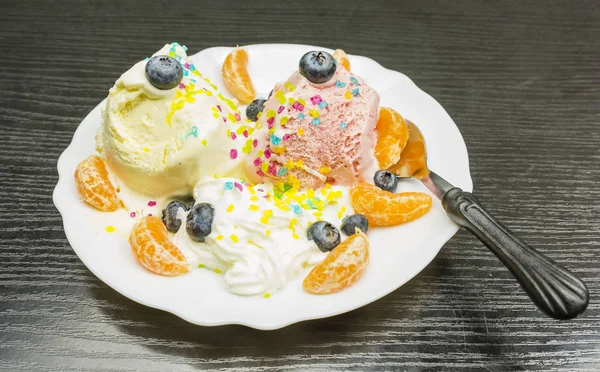 Um prato com uma sobremesa gelada . — Fotografia de Stock