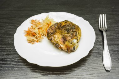 Sebze salatası ile kavrulmuş tavuk budu.