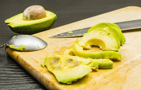Авокадо разрезают на полоски на доске . — стоковое фото