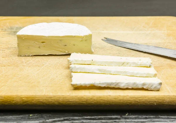Tasty Camembert cheese on a chopping board. — Stock Photo, Image