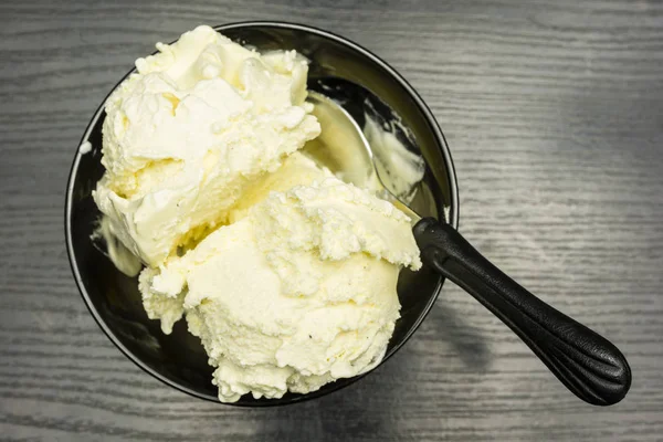 Házi szerves vanília fagylalttal. — Stock Fotó