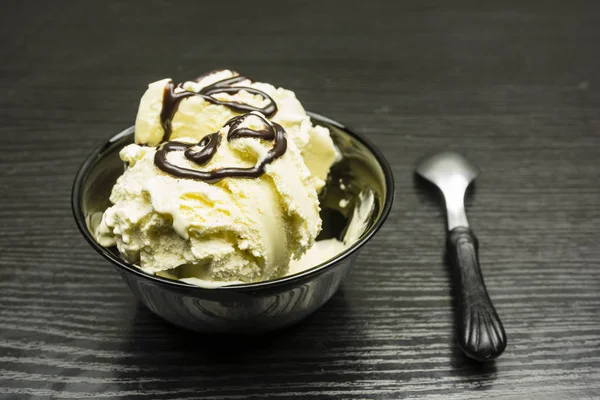 Produção caseira de sorvete de baunilha com chocolate em uma tigela . — Fotografia de Stock
