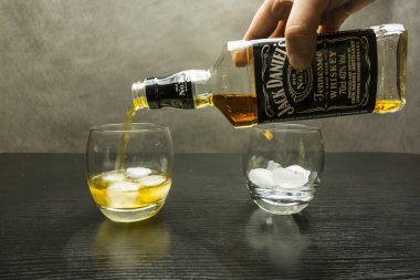 Bir şişe buz cam içine dökme viski.