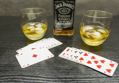 Poker ve bir bardak buzlu viski bir oyun.