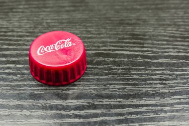 Coca-Cola kırmızı kap ahşap bir masa üzerinde.