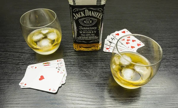 Reunião para um jogo de poker. Beber um copo de Jack Daniel com gelo . — Fotografia de Stock