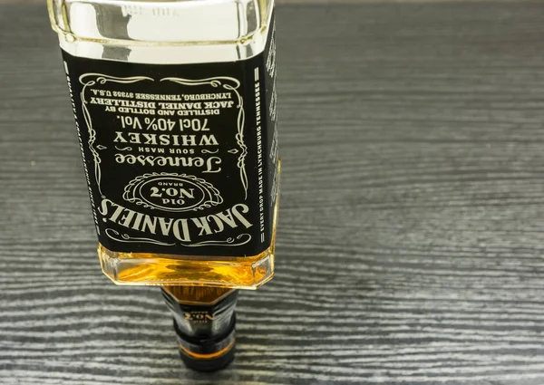 Uma garrafa com o velho No.7 de Jack Daniel virou de cabeça para baixo . — Fotografia de Stock